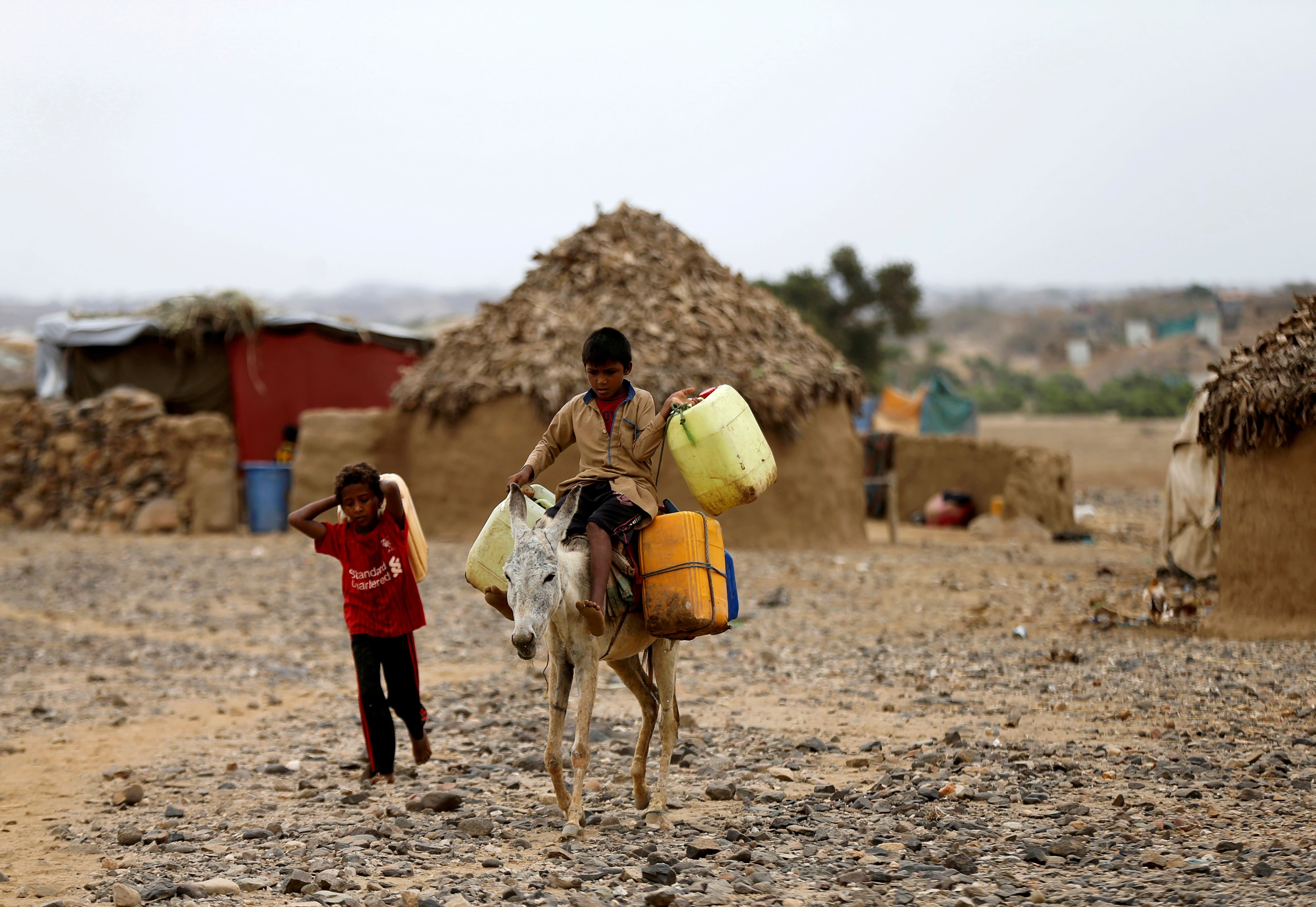 En chemin pour chercher de l'eau potable - Yémen