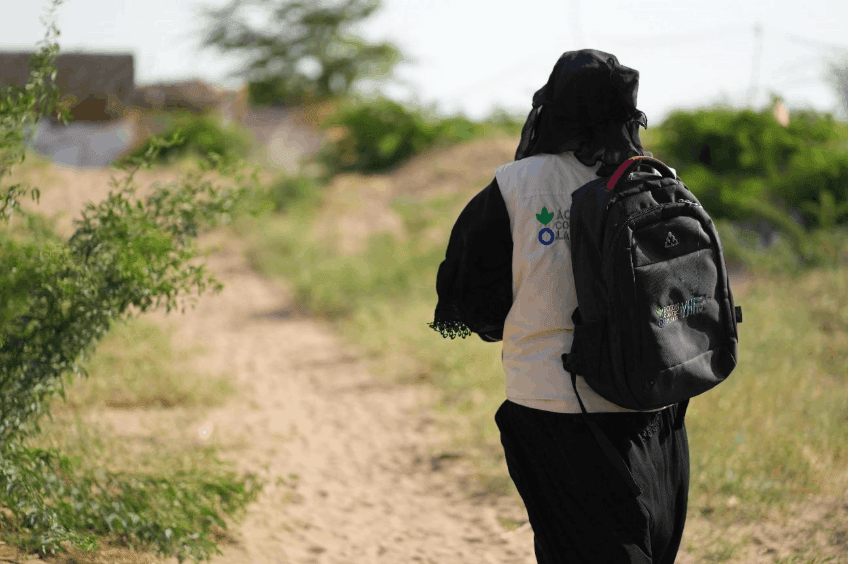 Nadia Ali Suleiman volontaire communautaire d’Action contre la Faim se rend au camp de Al Saad ou elle suit à elle seule plus de 50 enfants