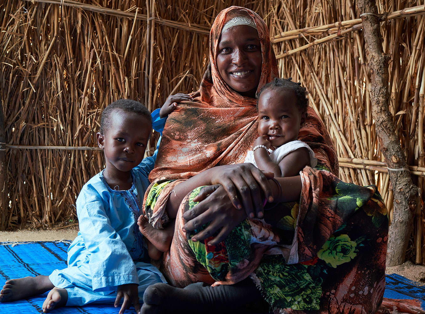 Hamida Djibrin et ses enfants Inas et Anis, dans son logement du camp de Metché