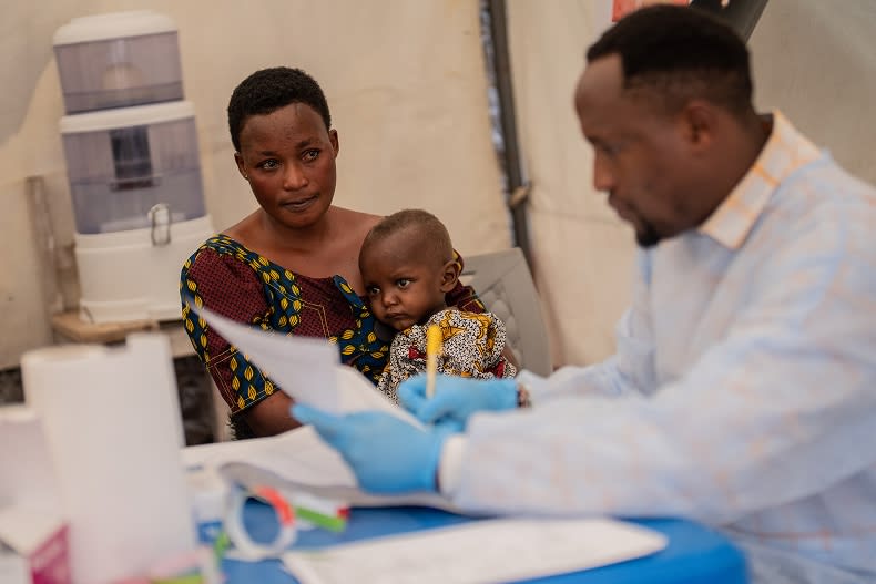 Une femme et son enfant dans un cabinet médical