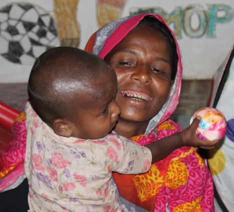 mère et son enfant jouant avec une balle