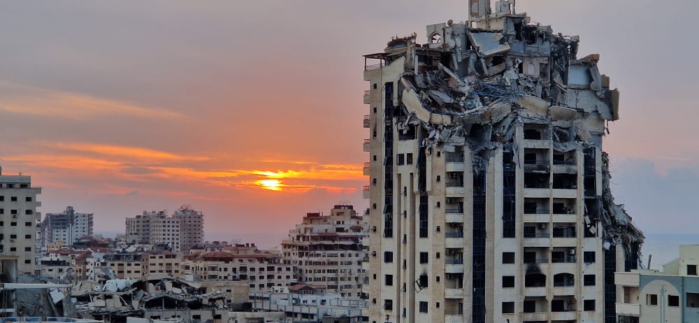 Vue de Gaza en ruine sous un couché de soleil