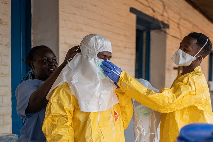 L'Equipe D'Hygiène Et De Décontamination Au Centre De Santé Notre Dame De La Charité Maternelle, En Pleine Préparation Pour La Décontamination