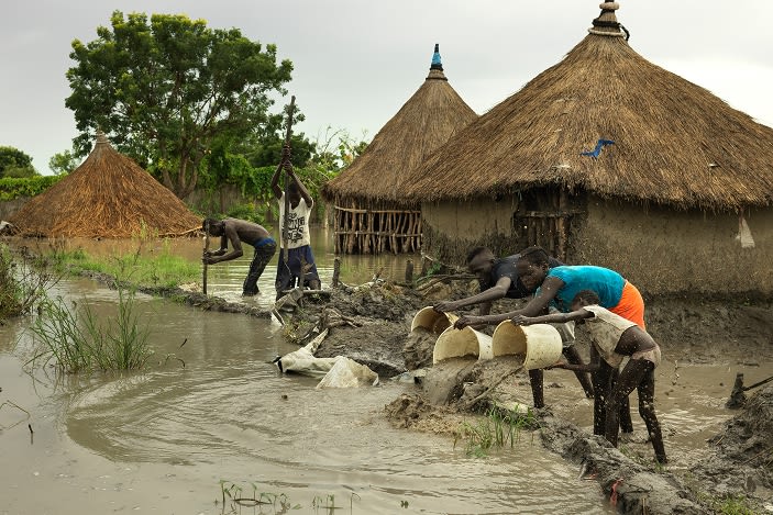 Une famille travaille jour et nuit pour évacuer l’eau qui a inondé sa maison.
Soudan du Sud 2021