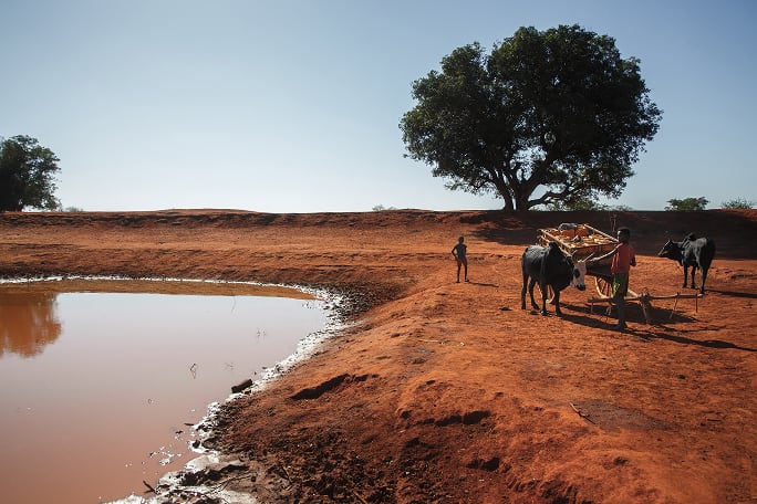 JUIN 2023 - Fokontany AMPOTAKA, MADAGASCAR - Des enfants prennent de l'eau boueuse dans une mare communautaire dans le fokontany d'Ampotaka.