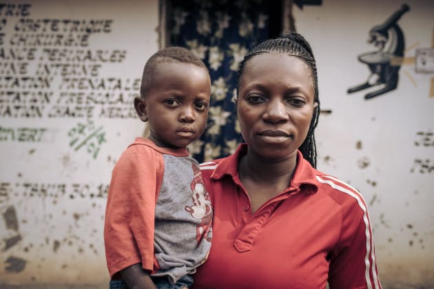 rdc femme polo rouge avec un enfant