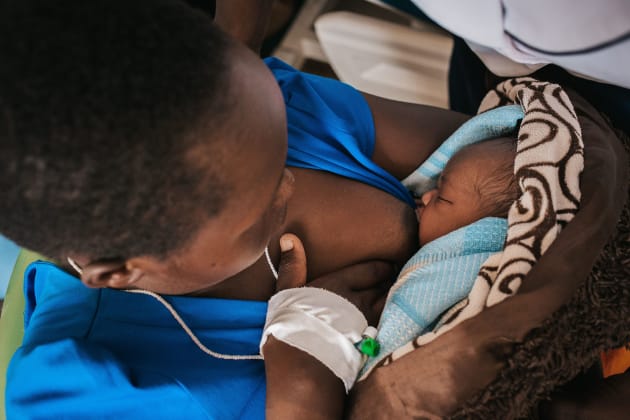 Kenya une mère allaite sa fille