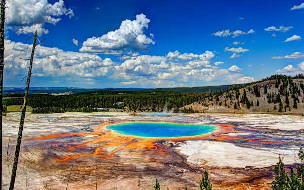 yellowstone-hot-springs-crop