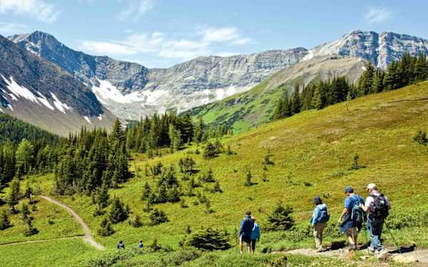 mountains-hiking-group