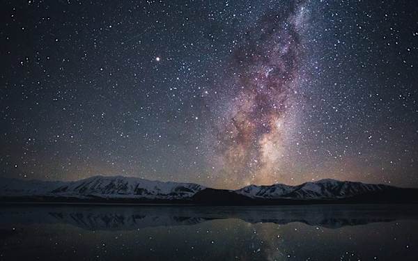Milky-Way-and-Lake-Tekapo