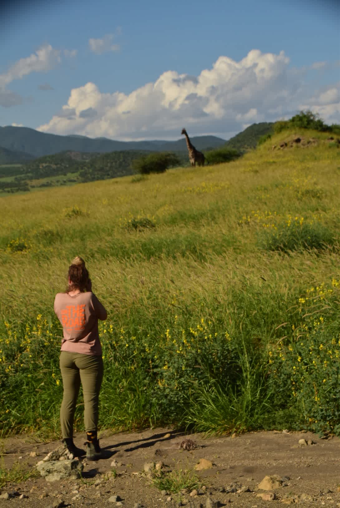 Guest-with-Giraffe-2