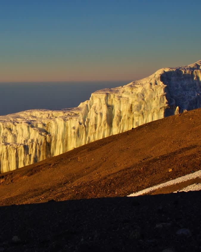 Kilimanj_Hike_past_the_Kilimanjaro_Glacier