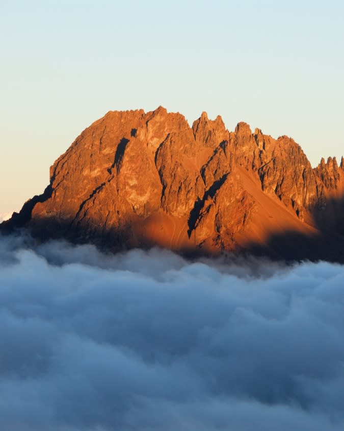 Kilimanj_View_the_volcani_cone_Mawenzi