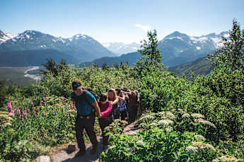 NorthAmerica-AK-Kenai-Fjords-WOW-Hiking-Train-Moment