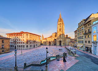 plaza-de-la-catedral-oviedo-Juan-de-Tury