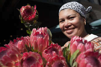 Cape-Town_Seller-Flower-market