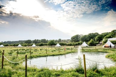 Luxury Under the Stars with Breakfast, Wine Tasting and Tour For 2