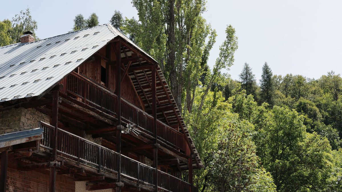 Chalet Moraine Combines Modern Design with Laurentian Traditions - modern laurentian design