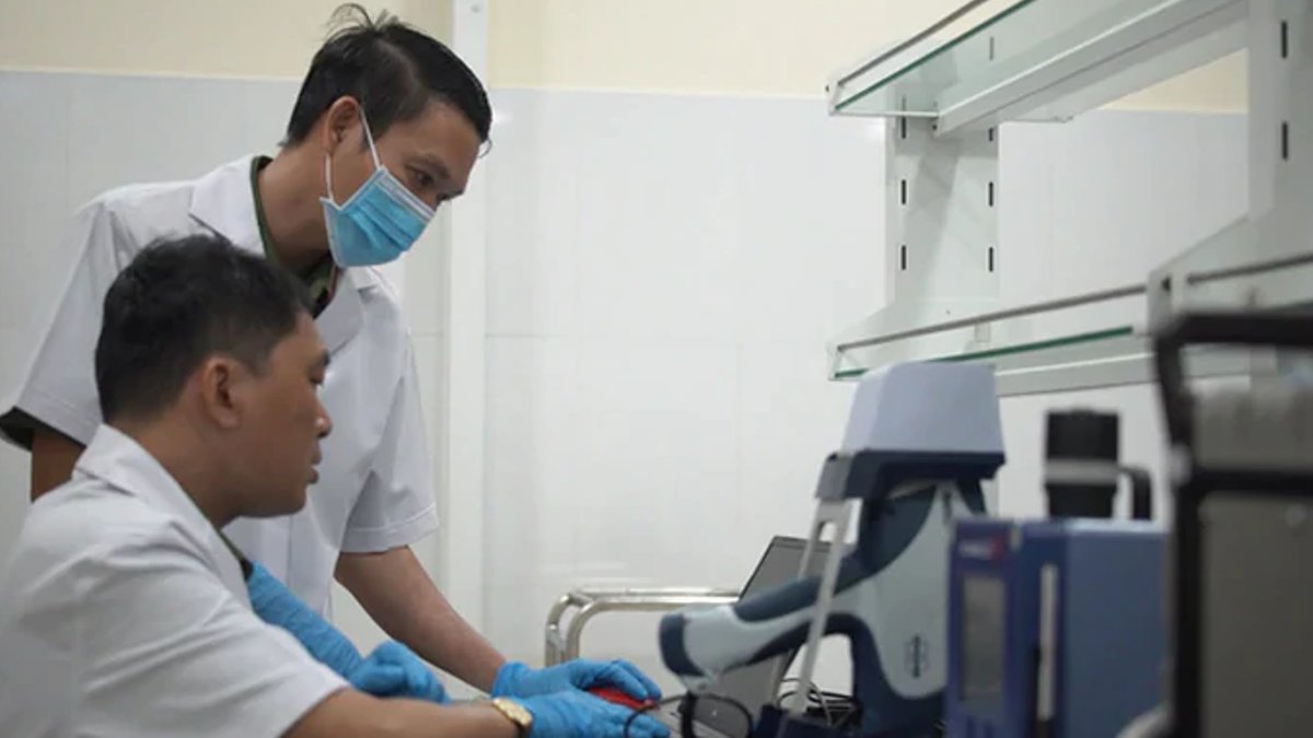 Vietnam's Security Officers Ensure VIP Food Safety with Rigorous Checks Lieutenant Colonel Nguyen Quang Huy and his colleagues work in a laboratory.
