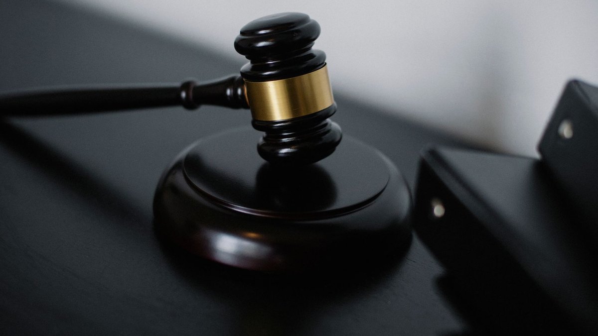 Die juristische Presseschau vom 3. bis 5. Oktober 2026: Neue Regeln für juris-ti-sche Spit-zen-be-set-zungen in NRW / Ham-burg behält den Jumiko-Vor-sitz / Von der Anwältin zur Pfar-rerin