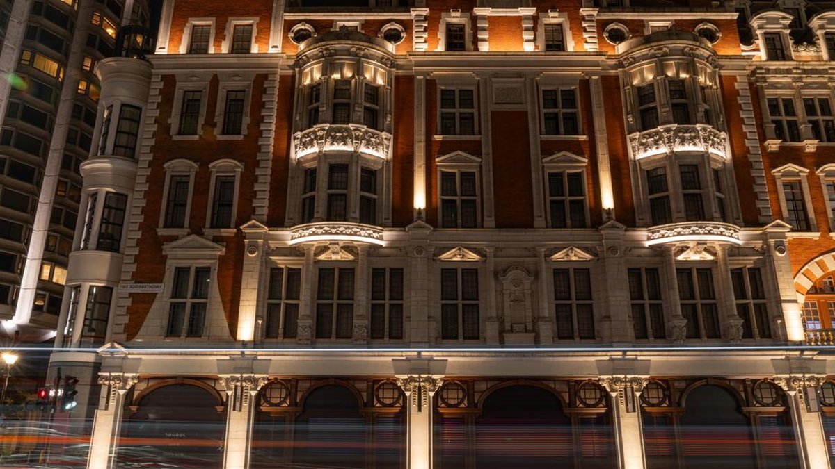 Jaguar opens London flagship blending retail with art and hospitality Jaguar opens London flagship blending retail with art and hospitality - jaguar london store