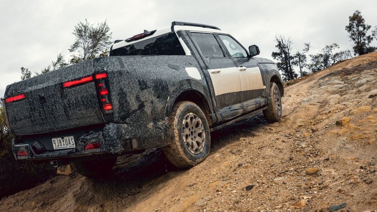 Nissan considers dual suspension options - nissan navara