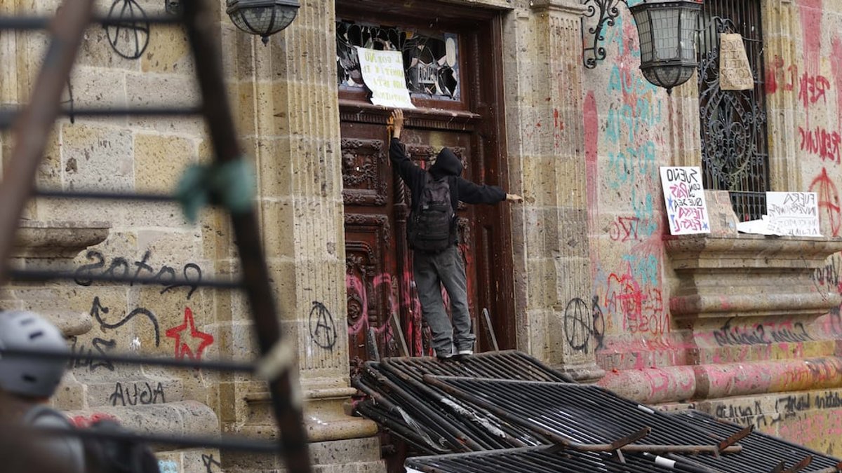 Masked vandals disrupt clean water protest Masked vandals disrupt clean water protest - clean water