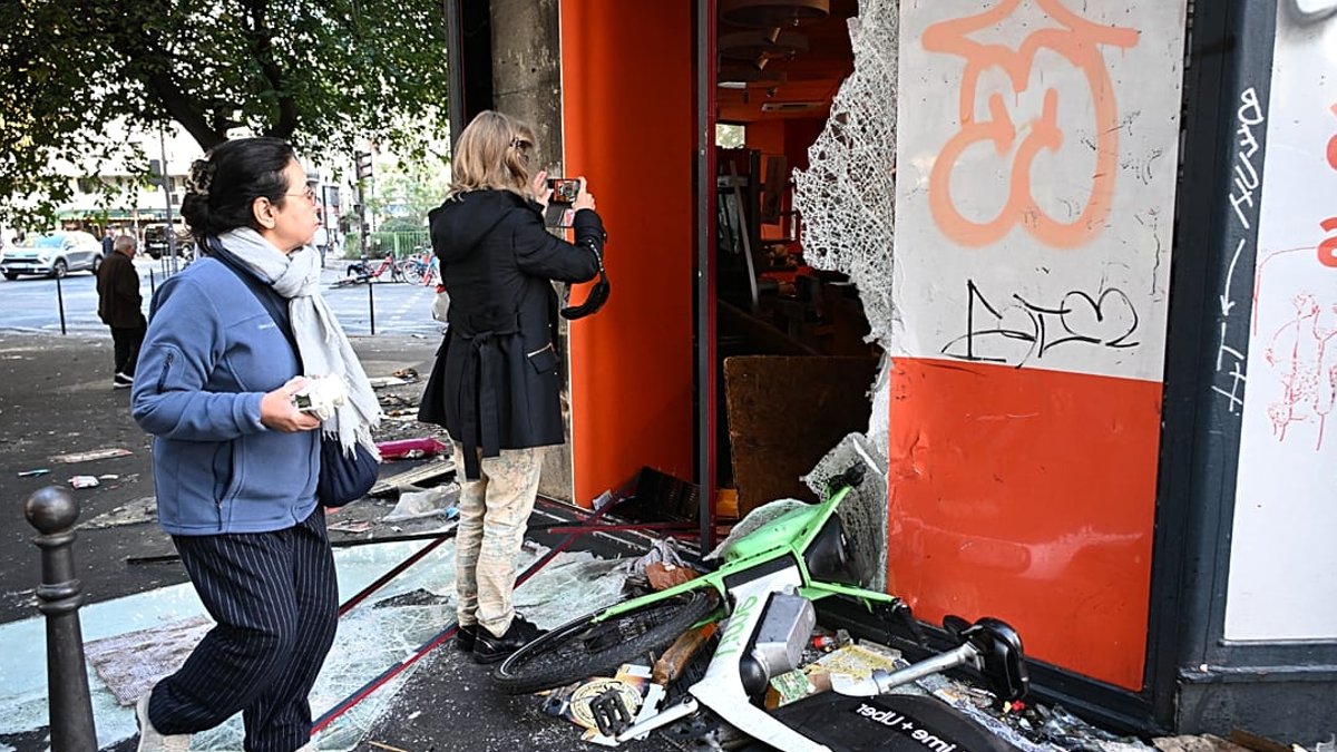 French looters brag online as police lose control French looters brag online as police lose control - french looters