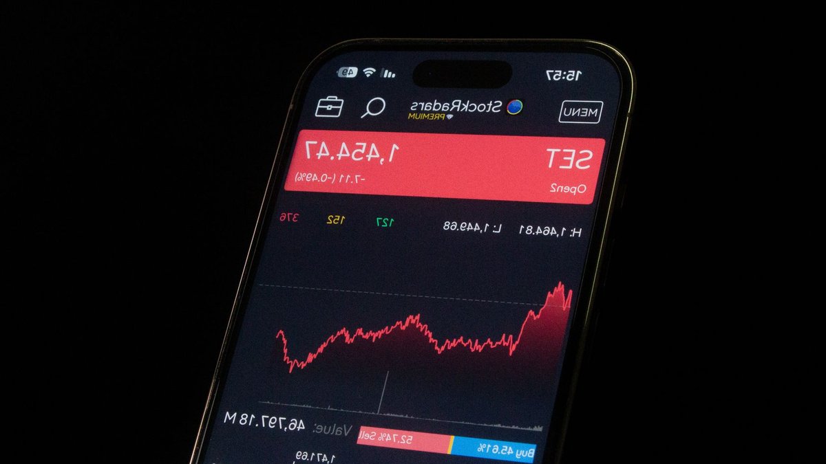 Multi-brand restaurant groups gain on single chains in earnings race Close-up of a smartphone showing a stock market chart with financial data and analytics.