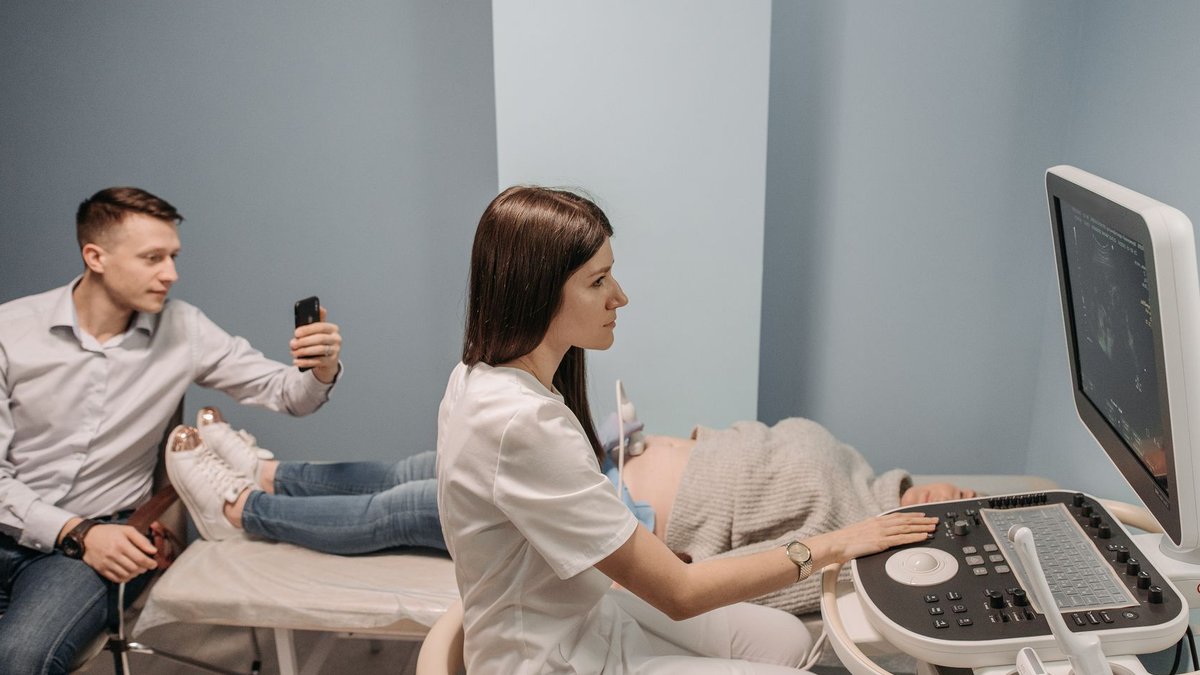 Doctors urged to screen for metabolic fatty liver Medical professional conducts ultrasound for expectant couple in clinic.