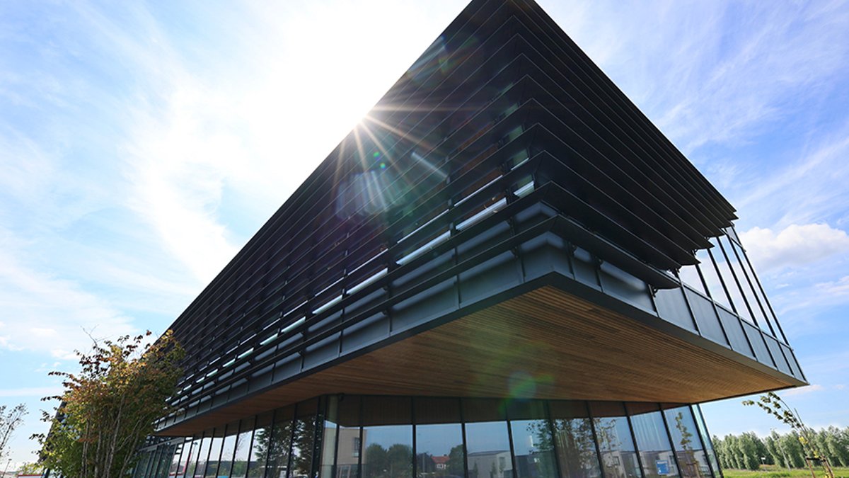 Tech firm builds energy-smart HQ with adaptive glass blades Tech firm builds energy-smart HQ with adaptive glass blades - energy-smart hq