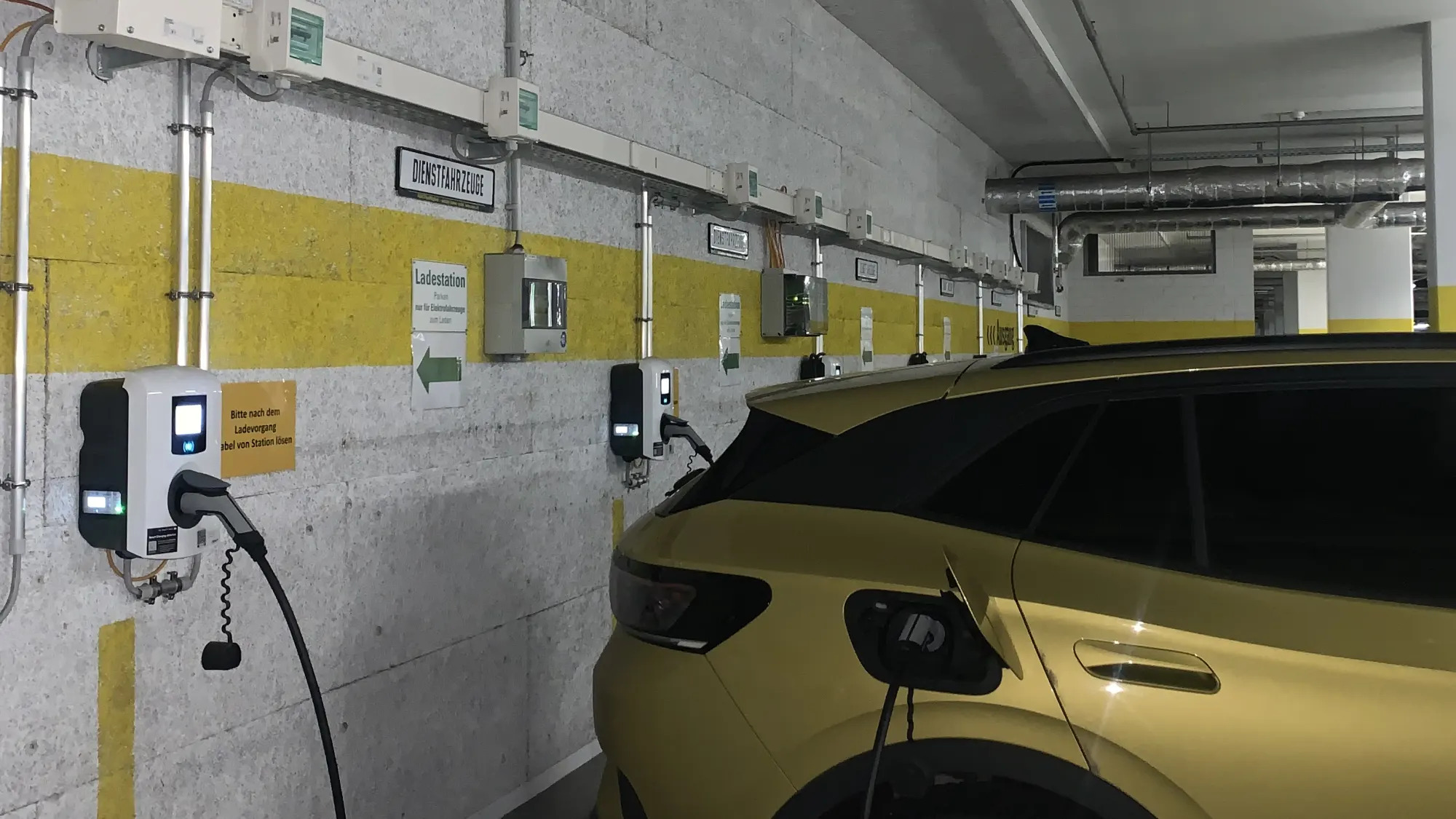 Das E-Auto mit einer intelligenten Wallbox in der Garage laden