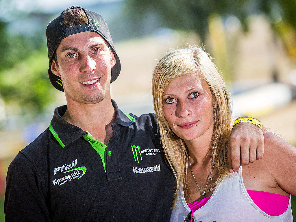 Hübsche Blondine Hat Mit Ihrer Freundin Viel Spaß Hübsche Blondine Hat Mit Ihrer Freundin Viel Spaß