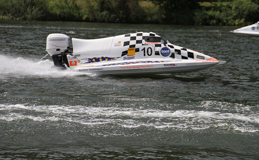 szymura-gewinnt-auftakt-des-adac-motorboot-masters-spannender-dreikampf-in-traben-trarbach