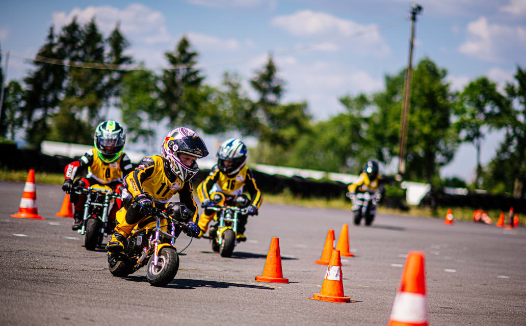 Jetzt anmelden für die ADAC Road Racing Academy 2023 | ADAC Road Racing ...