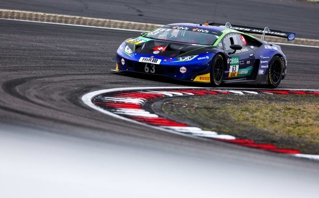 Albert Costa Balboa keeps a clear view in the fog ADAC GT Masters