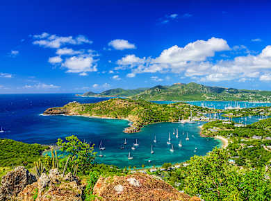 Antigua und Barbuda, Blick vom Aussichtspunkt Shirley Heights auf Antigua