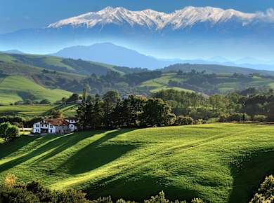 Atlantic Pyrenees Department, Pays Basque mit Blick auf die Pyrenäen