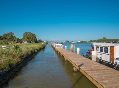 Brunsbüttel, Ausflugsfahrten auf dem Nord-Ostsee Kanal