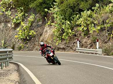 Motorradfahren auf der SS 198 beim Lago Basso