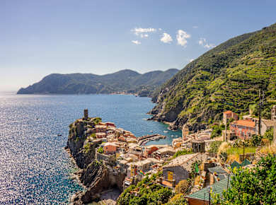 Vorbei mit dem Motorrad an Vernazza in Ligurien, Italien