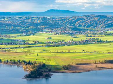 Blick auf Kochelsee mit Hohem Peißenberg im Hintergrund