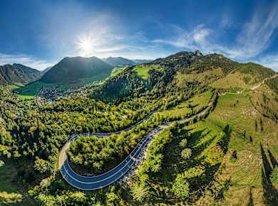 Kurvenspaß mit Bergpanorama: Die Sudelfeldstraße in Bayern