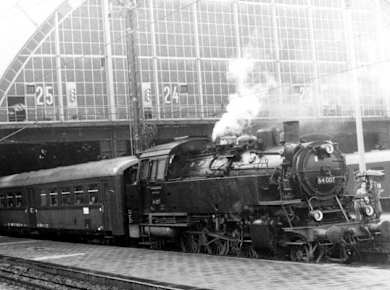Unsere Tour quer durch die Geschichte der Leipziger Eisenbahn. 
Hier steht die BR 64 zur  Abfahrt mit dem Personenzug bereit.