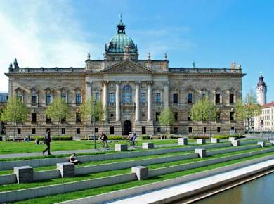 Wir besichtigen das ehemalige Reichsgerichtsgebäude.
Das heutige Bundesverwaltungsgericht in Leipzig.