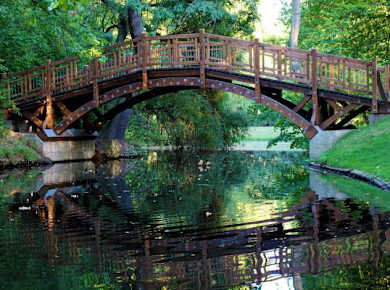 Die romantische Brücke gehört mit zur Gartengestaltung des 19. Jh.