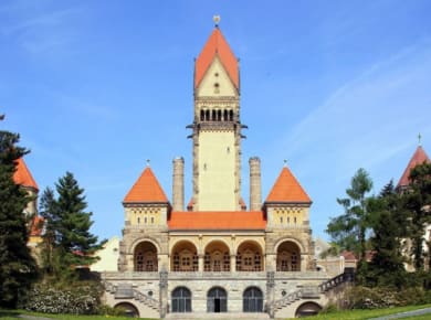 Das beeindruckende Kapellengebäude des Friedhofes.