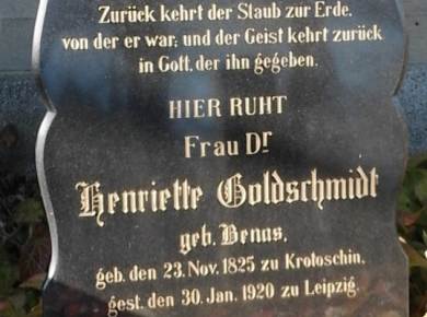 Ein Grabdenkmal auf dem Alten Israelitischen Friedhof.