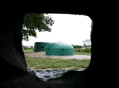 Blick auf die Kuppeln eines verlassenen Panzerwerks.