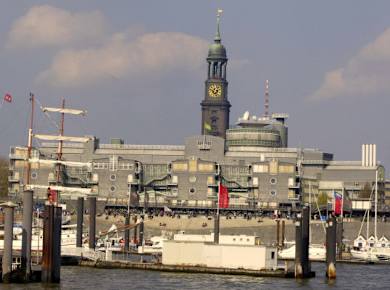 Blick vom Hafen zur St. Michaelis Kirche